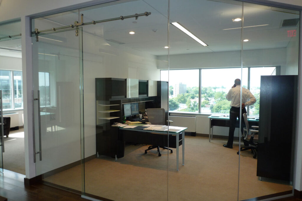 How Frameless Glass Walls Enhance Urban Living Spaces